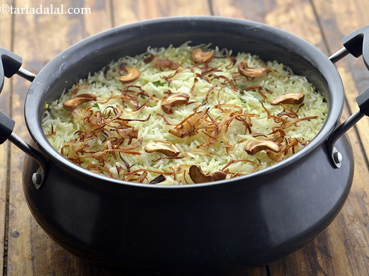 Step 42 – Garnish the&nbsp;<strong>vegetable biryani | desi veg biryani recipe |3 layers biryani |</strong>&nbsp;with fried cashew nuts.