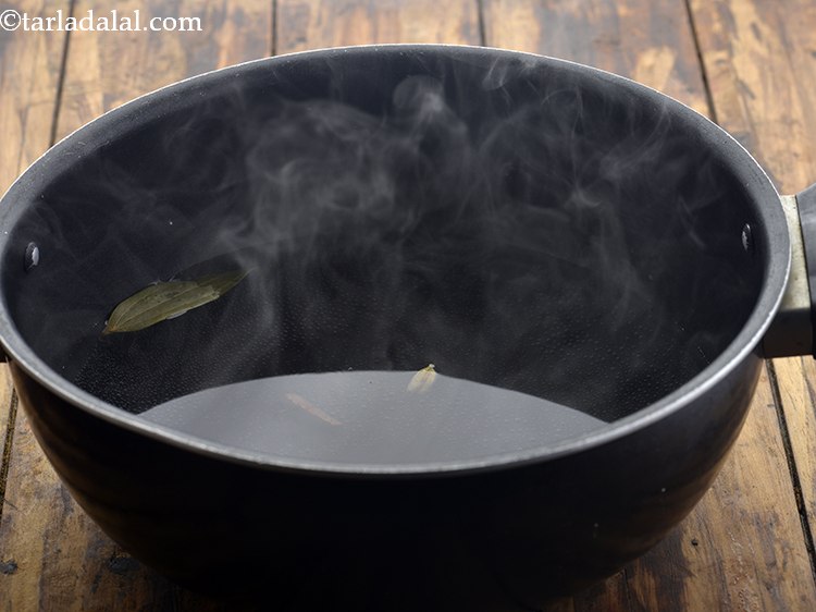 स्टेप 5 – तेजपत्ता, दालचीनी, लौंग और इलायची डालें। ये बासमती चावल को …