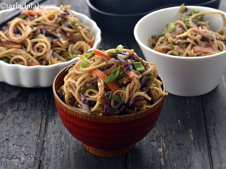 स्टेप 32 – <strong>वेजिटेबल चाऊमीन</strong> को गरमा गरम परोसें।