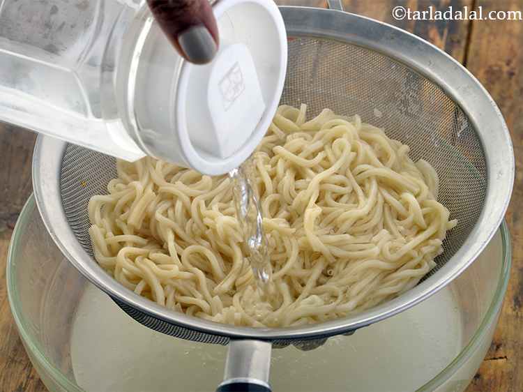 स्टेप 6 – ओवर कुकिंग को रोकने के लिए ठंडे पानी के साथ …