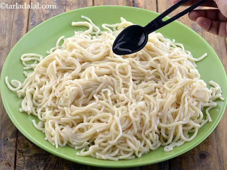 स्टेप 8 – १ टीस्पून तेल डालें और नूडल्स को अच्छी तरह से …