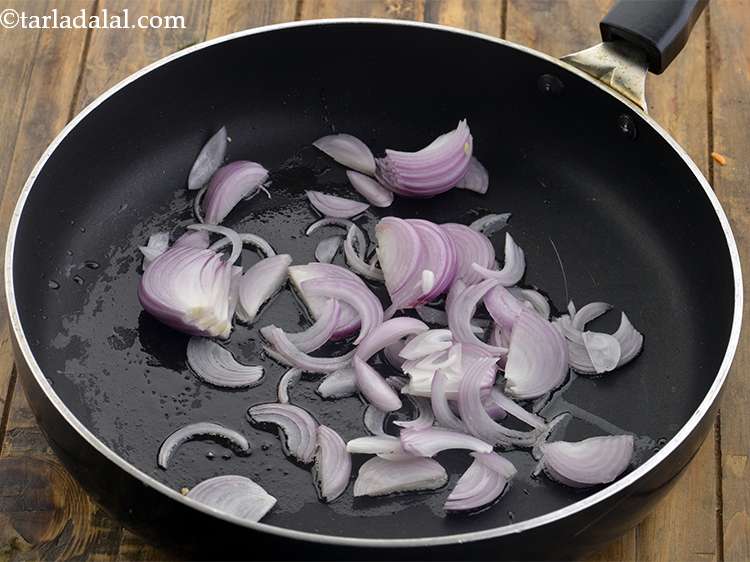 स्टेप 14 – एक व्यापक नॉनस्टिक पैन लें। इसमें तिल का तेल डालें …