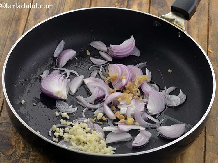 स्टेप 15 – अदरक और लहसुन डालें।