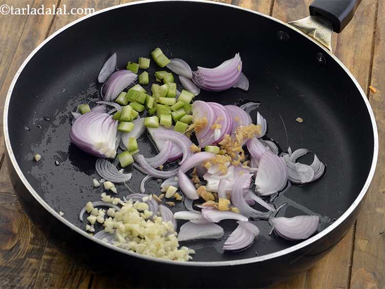 स्टेप 16 – अब वेजिटेबल चाऊमीन में अजमोदा डालें।