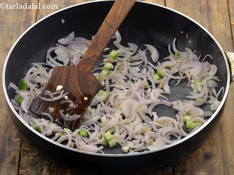 स्टेप 17 – मध्यम आंच पर १ मिनट के लिए भून लें। ये …