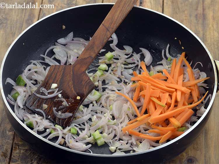 स्टेप 18 – गाजर डालें। यह आपके वेजिटेबल चाऊमीन में कुरकुरेपन को जोड़ …
