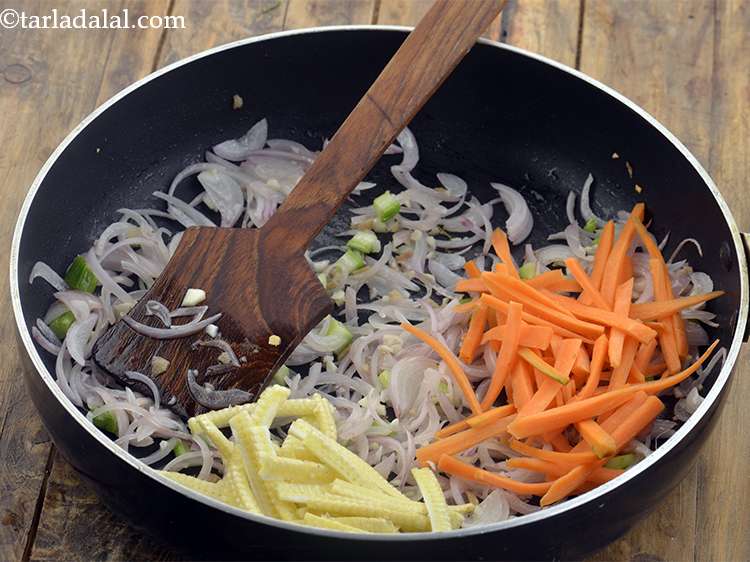 स्टेप 19 – बेबी कॉर्न डालें।