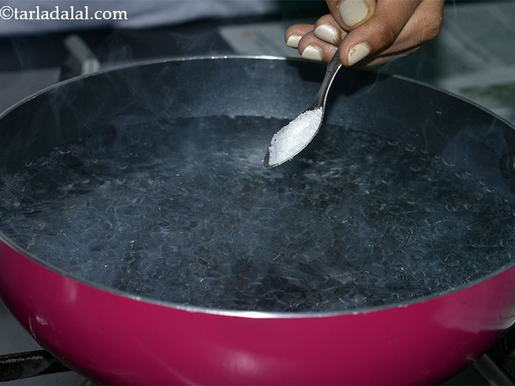 स्टेप 2 – जब पानी उबलने लगे तो स्वादानुसार नमक डालें।