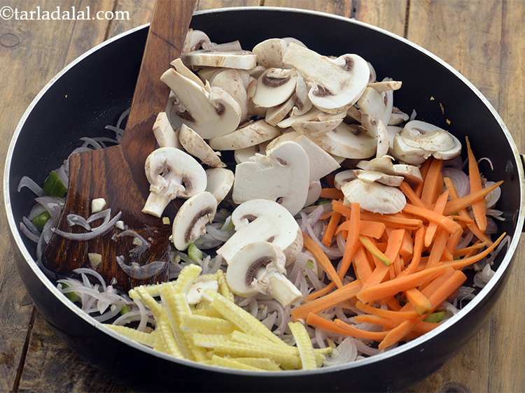 स्टेप 20 – स्लाईस्ड मशरूम (खुंभ) डालें। हमने इस रेसिपी के लिए डंठल …