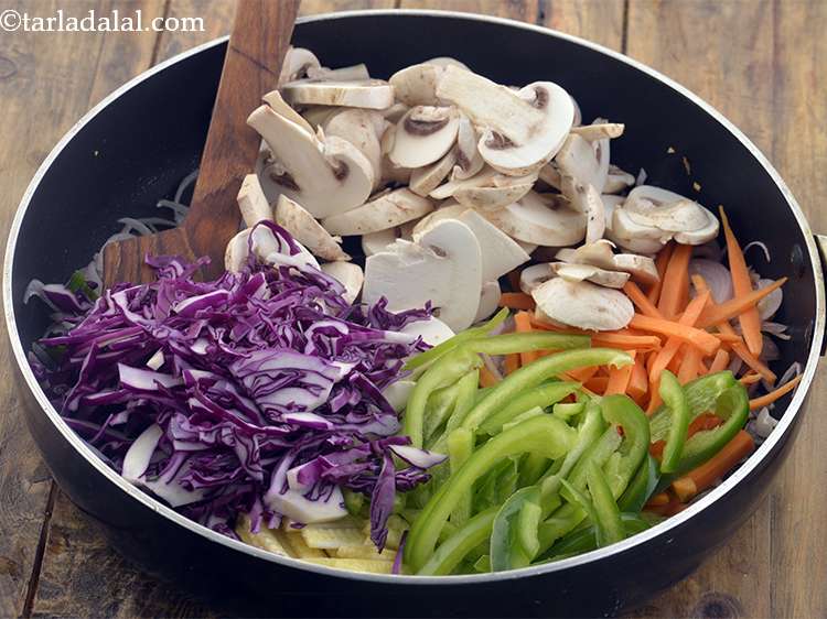 स्टेप 22 – लाल पत्तागोभी डालें। आप हरी गोभी का उपयोग भी कर …