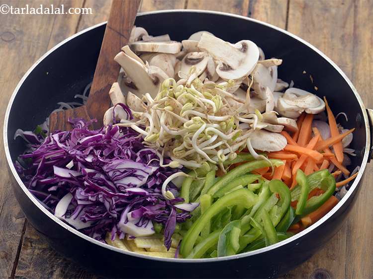 स्टेप 23 – बीन स्प्राउट्स डालें।