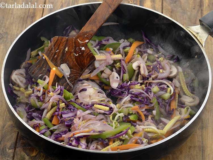 स्टेप 25 – तेज आंच पर २ से ३ मिनट के लिए भून …