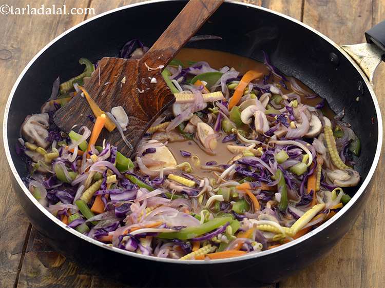 स्टेप 26 – तैयार होइसिन सॉस-कॉर्नफ्लोर का मिश्रण डालें। यह मिश्रण को आपके …