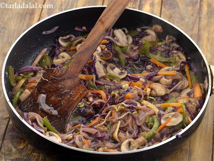 स्टेप 27 – अच्छी तरह से मिलाएं और तेज आंच पर लगातार हिलाते …