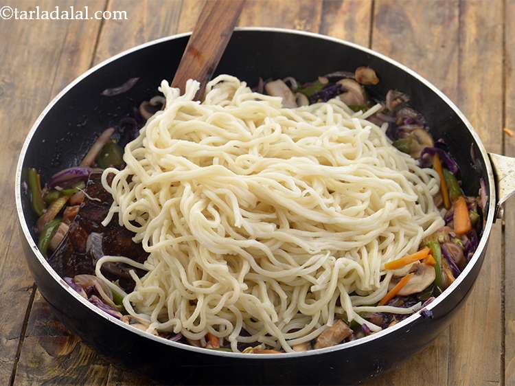 स्टेप 28 – अब, नूडल्स डालें।