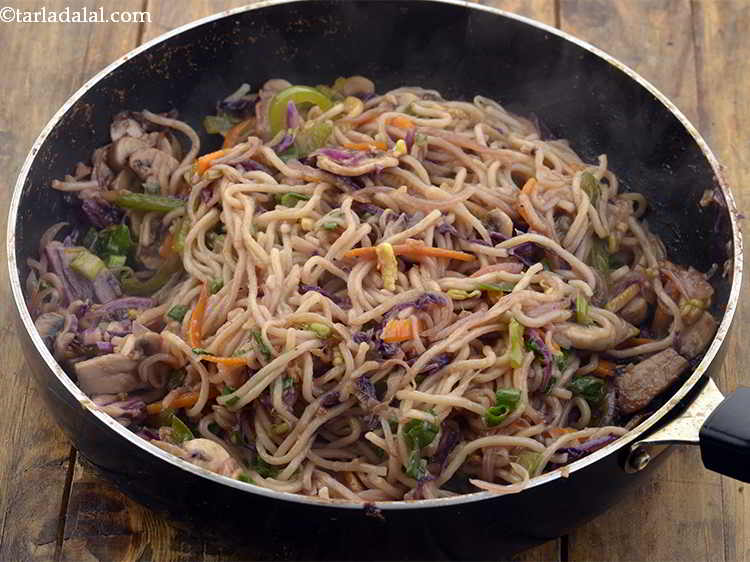 स्टेप 31 – अच्छी तरह से मिलाएं और आपका <strong>वेजिटेबल चाऊमीन | बाजार …