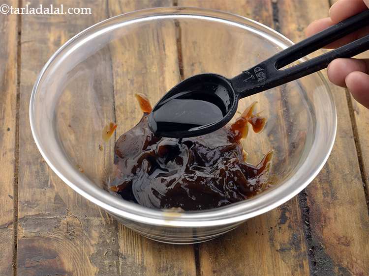 स्टेप 10 – इसी तरह सोया सॉस डालें। सोया सॉस नूडल्स को एक …