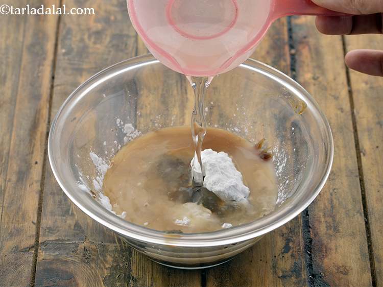 स्टेप 12 – साथ ही, कटोरे में १/२ कप पानी डालें।