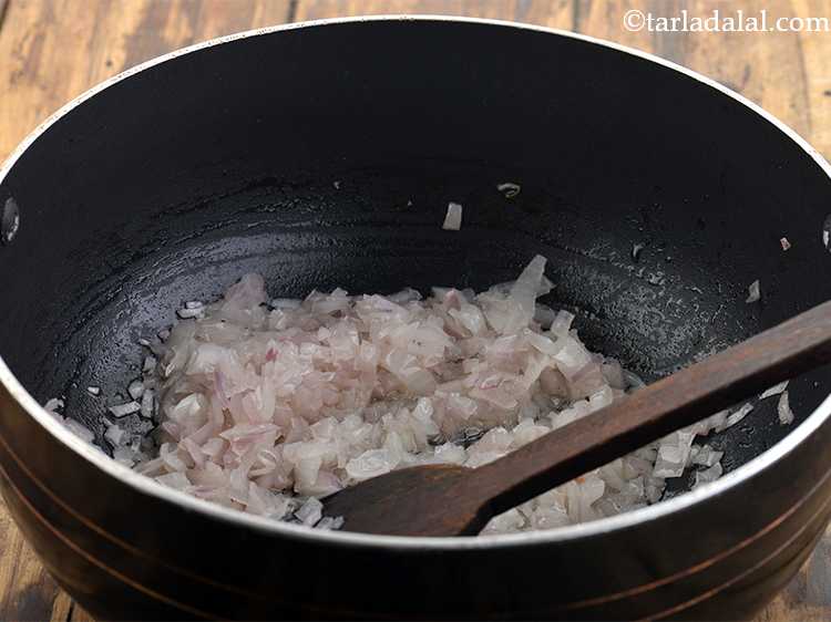 स्टेप 1 – <strong>वेजी बर्गर रेसिपी</strong> के लिए, हम सबसे पहले वेज पैटी …