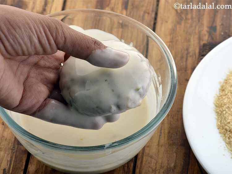 स्टेप 19 – एक हाथ का उपयोग करके घोल में प्रत्येक <strong>वेज कटलेट</strong> …