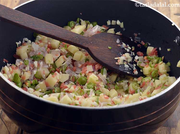 स्टेप 5 – इसे एक फ्लैट चम्मच की मदद से अच्छी तरह मिलाएं।