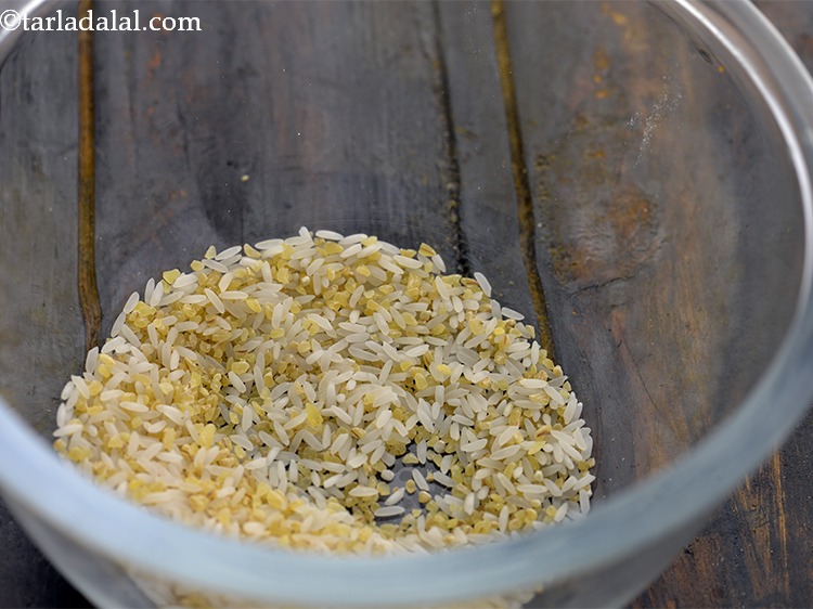 Step 8 – For <strong>Vegetable Dalia Khichdi for Babies and Toddlers</strong>, first combine the dalia and rice in …