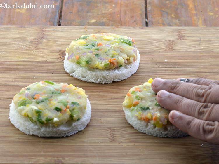 Step 20 – Place approx. 1 tbsp of the topping over each bread roundel and spread it evenly.
