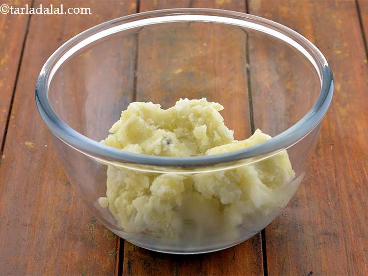 Step 2 – To make the <strong>Vegetable gold coins</strong>, we first have to make the topping. For that, …