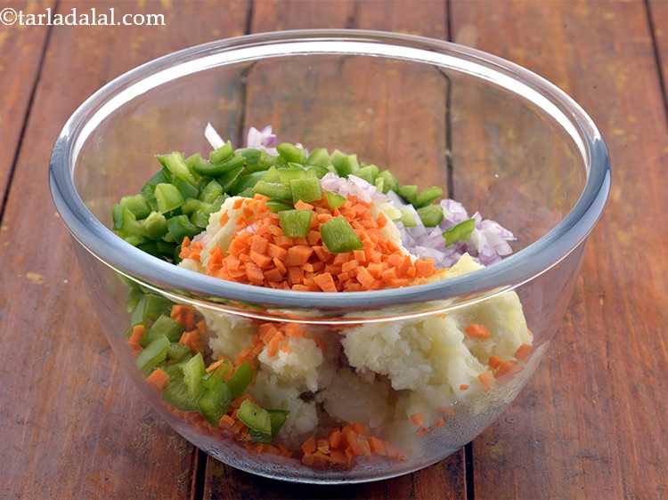 Step 5 – Now add the chopped capsicum.