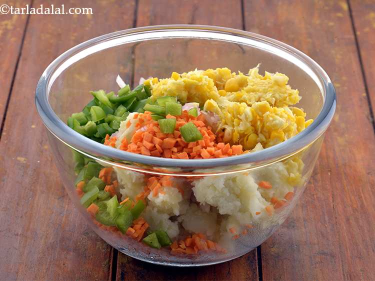 Step 6 – Also add the sweet corn. Sweet corn kernels are first boiled and then coarsely crushed …