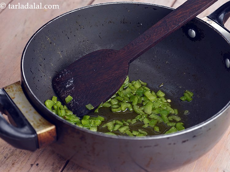 स्टेप 5 – मध्यम आंच पर १ मिनट के लिए भून लें।