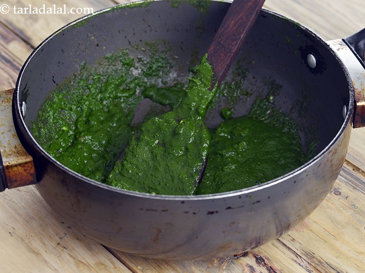 स्टेप 7 – अच्छी तरह मिलाएं और मध्यम आंच पर लगातार हिलाते हुए …