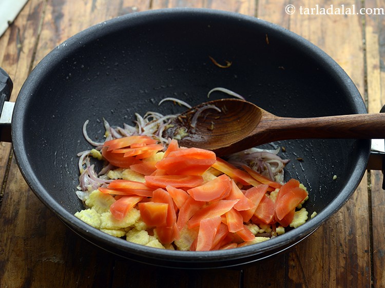 स्टेप 11 – तिरछे कटे हुए और आधे उबाले हुए गाजर डालें। सब्जियों …