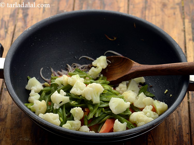 स्टेप 13 – आधे उबाले हुए फूलगोभी के फूल डालें। अन्य सब्जियाँ जैसे …