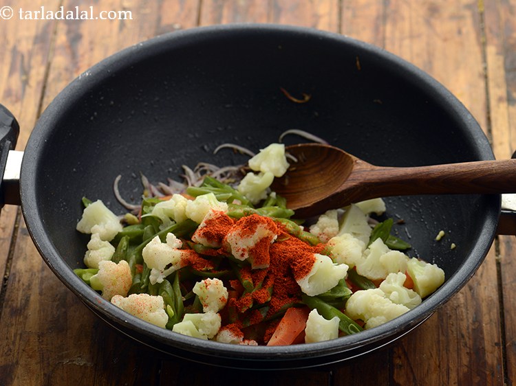 स्टेप 14 – मिर्च पाउडर डालें। वेजिटेबल जालफ्रेजी को हल्का मसालेदार बनाया जाता …