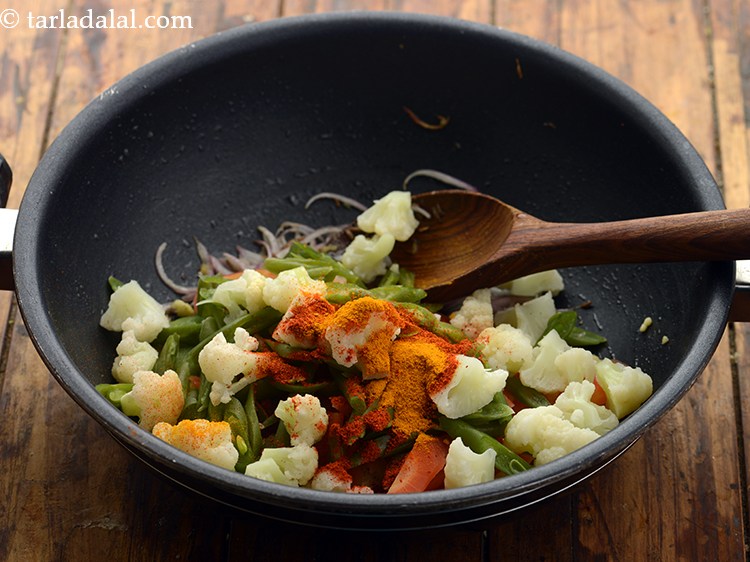 स्टेप 15 – हल्दी पाउडर डालें।