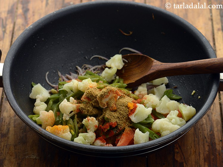 स्टेप 16 – धनिया-जीरा पाउडर डालें।