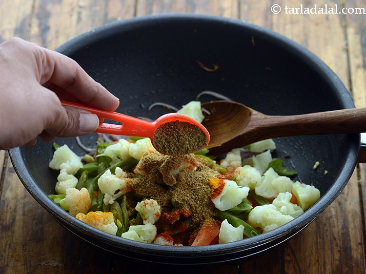 स्टेप 17 – गरम मसाला डालें। अपने स्वाद के अनुरूप मसाला स्तरों को …