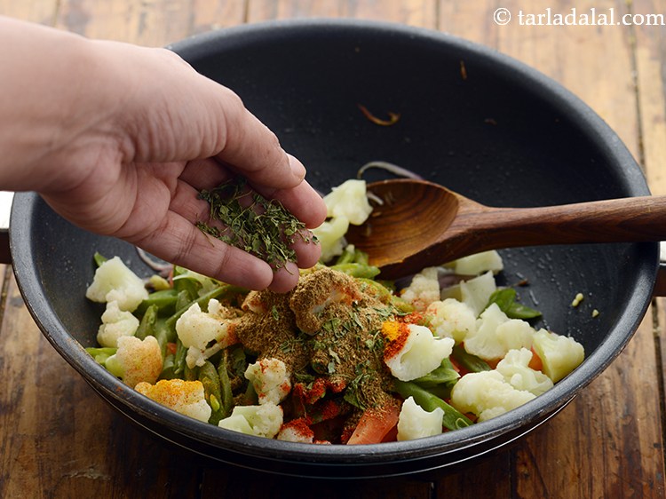 स्टेप 18 – कसूरी मेथी डालें।