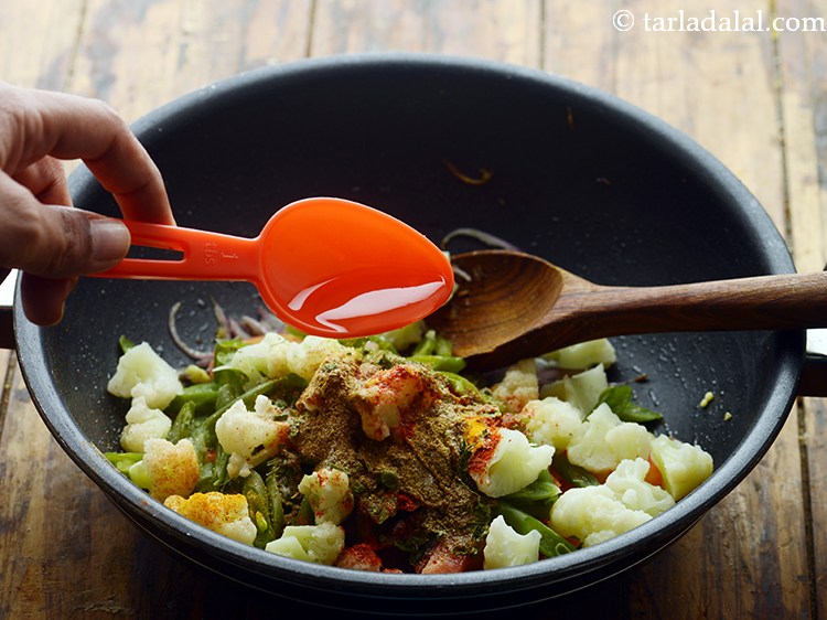 स्टेप 20 – १ टेबल-स्पून पानी डालें और अच्छी तरह मिलाएं। पानी मसाले …