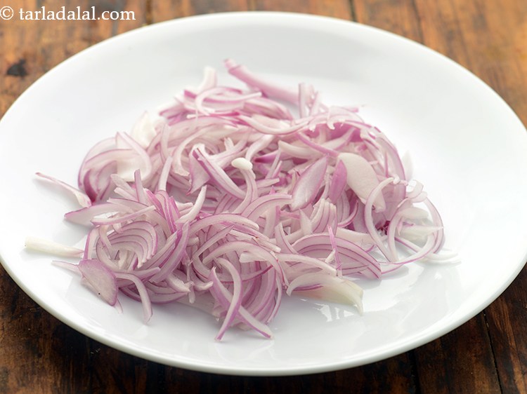 स्टेप 2 – प्याज की त्वचा को छीलें और उसे निकाल दें। प्याज …