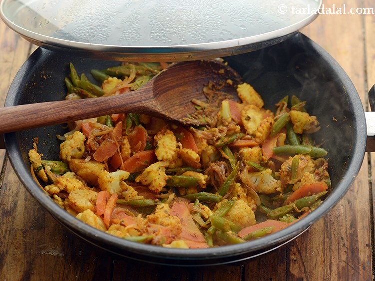 स्टेप 21 – ढक्कन के साथ कवर करें और बीच-बीच में हिलाते हुए …