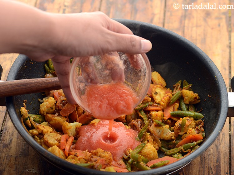 स्टेप 22 – ताजा टमाटर का पल्प डालें। यदि आपके पास टमाटर का …