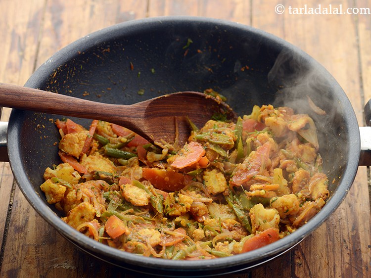 स्टेप 24 – अच्छी तरह मिलाएं और मध्यम आंच पर <strong>वेजिटेबल जालफ्रेजी</strong> को …