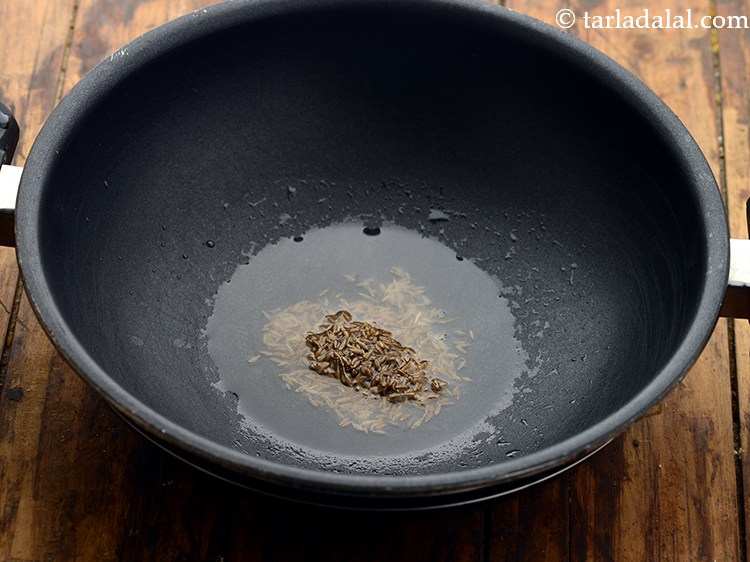 स्टेप 4 – <strong>मिक्स वेजिटेबल जालफ्रेजी</strong> पकाने के लिए, एक गहरे नॉन-स्टिक कढ़ाही …