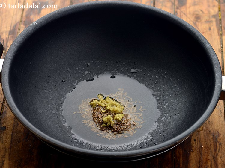 स्टेप 5 – अदरक का पेस्ट डालें।