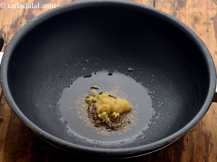 स्टेप 6 – लहसुन का पेस्ट डालें।