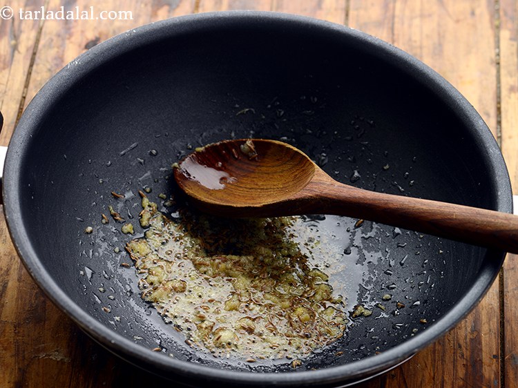 स्टेप 7 – अच्छी तरह से मिलाएं और मध्यम आंच पर कुछ सेकंड …