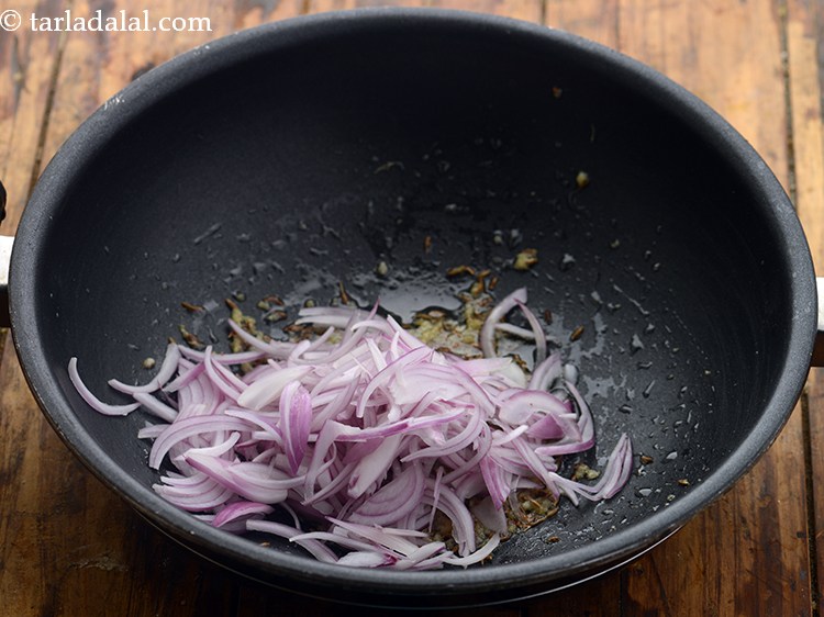 स्टेप 8 – प्याज़ डालें।