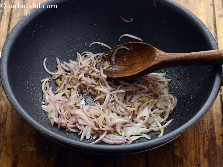 स्टेप 9 – मध्यम आंच पर प्याज को २ मिनट के लिए या …